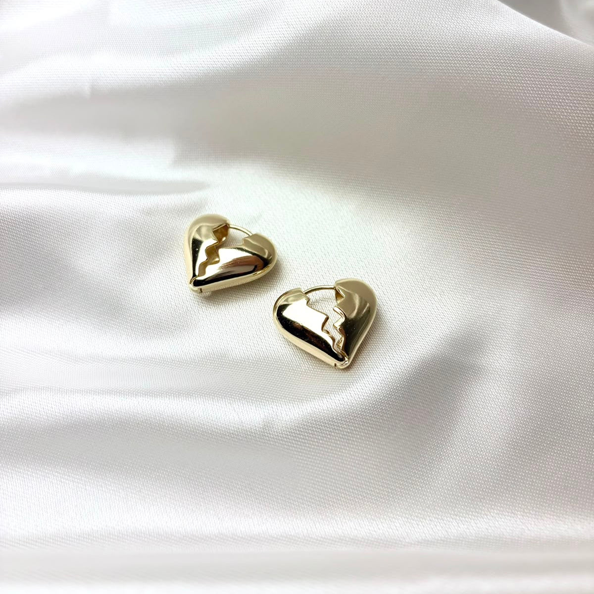 Aros corazón fragmentado laminados en oro 14K